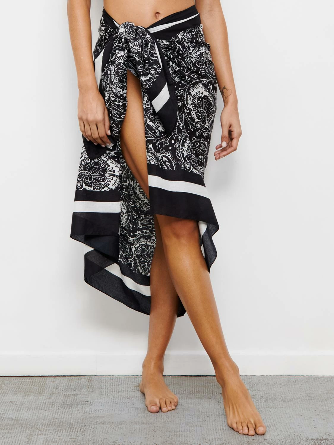 Chantelle FLOWERS BW 1P PAREO 1 Chantelle FLOWERS BW 1P PAREO